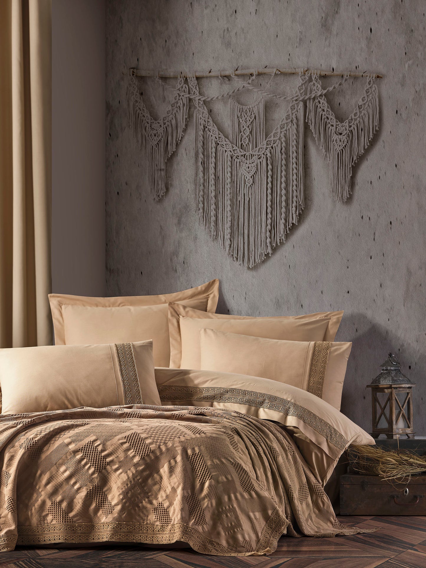 Şaheser Freya 7-teiliges Hochzeits-Set mit Guipuren gestickt aus 100% Baumwoll-Satin